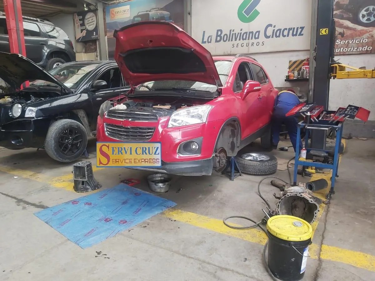 Diagnóstico y reparación de motor con el capó abierto