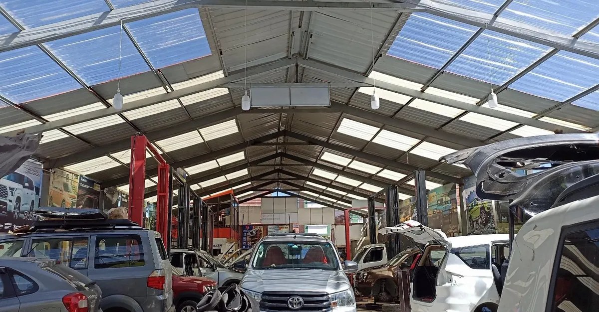 Interior del taller Servicruz, La Paz